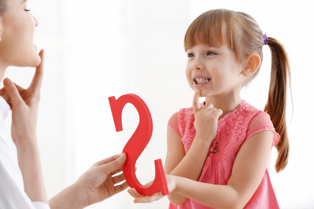 ما هي أنواع مشاكل النطق عند الأطفال؟