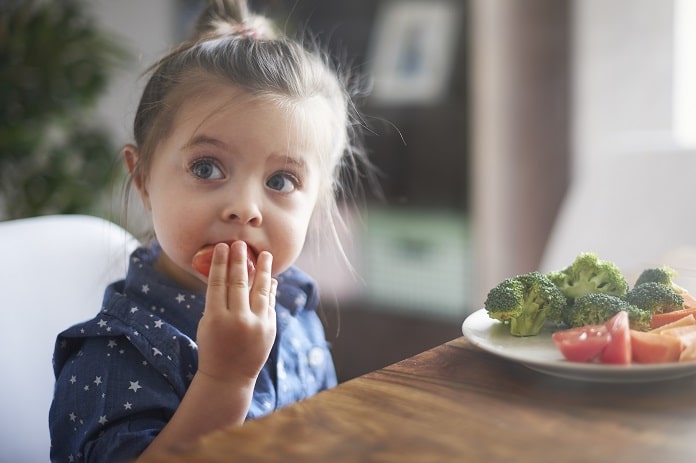 كيفية التعامل مع مشاكل تناول الطعام عند أطفال التوحد؟

