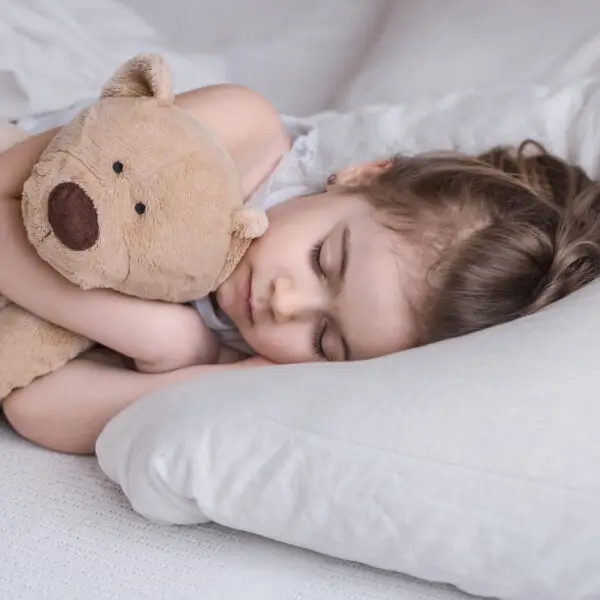 تقنيات ونصائح للتعامل مع بكاء الطفل قبل النوم

